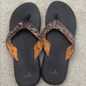 Sanuk size 8 flip flops